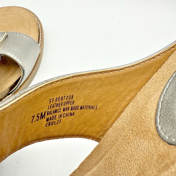 Sofft Womens Blaire Wedge Sandal US 7.5 M Taupe Silver Metallic Leather NWOB - Picture 11 of 11